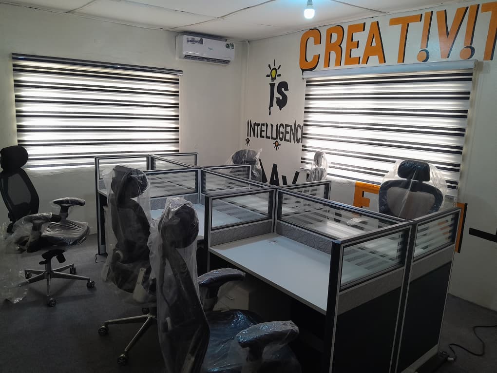Workstations and ergonomic seating in the academy studio